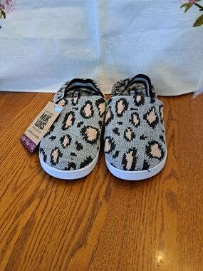 Muk Luks Womens Leopard Knit Slip-On Slippers in Gray and Pink